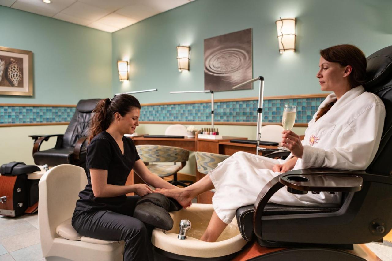 Hilton Beachfront Resort & Spa Hilton Head Island Bagian luar foto A woman receiving a pedicure