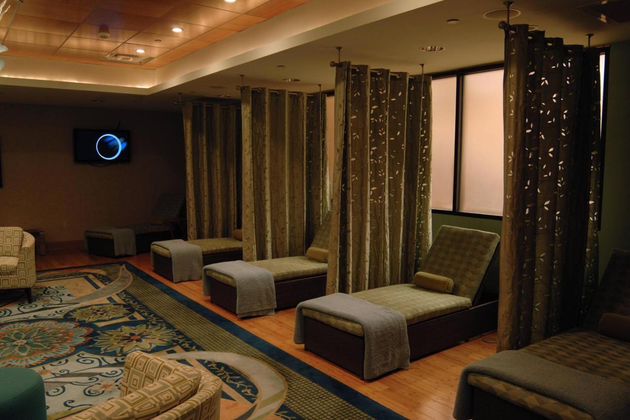Hilton Beachfront Resort & Spa Hilton Head Island Bagian luar foto A foot massage parlor in Singapore