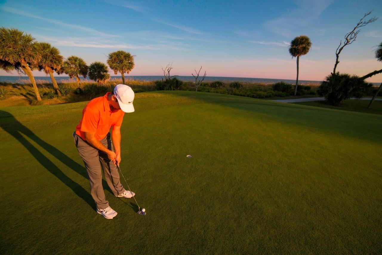 Hilton Beachfront Resort & Spa Hilton Head Island Bagian luar foto Golf course in Hilton Head Island