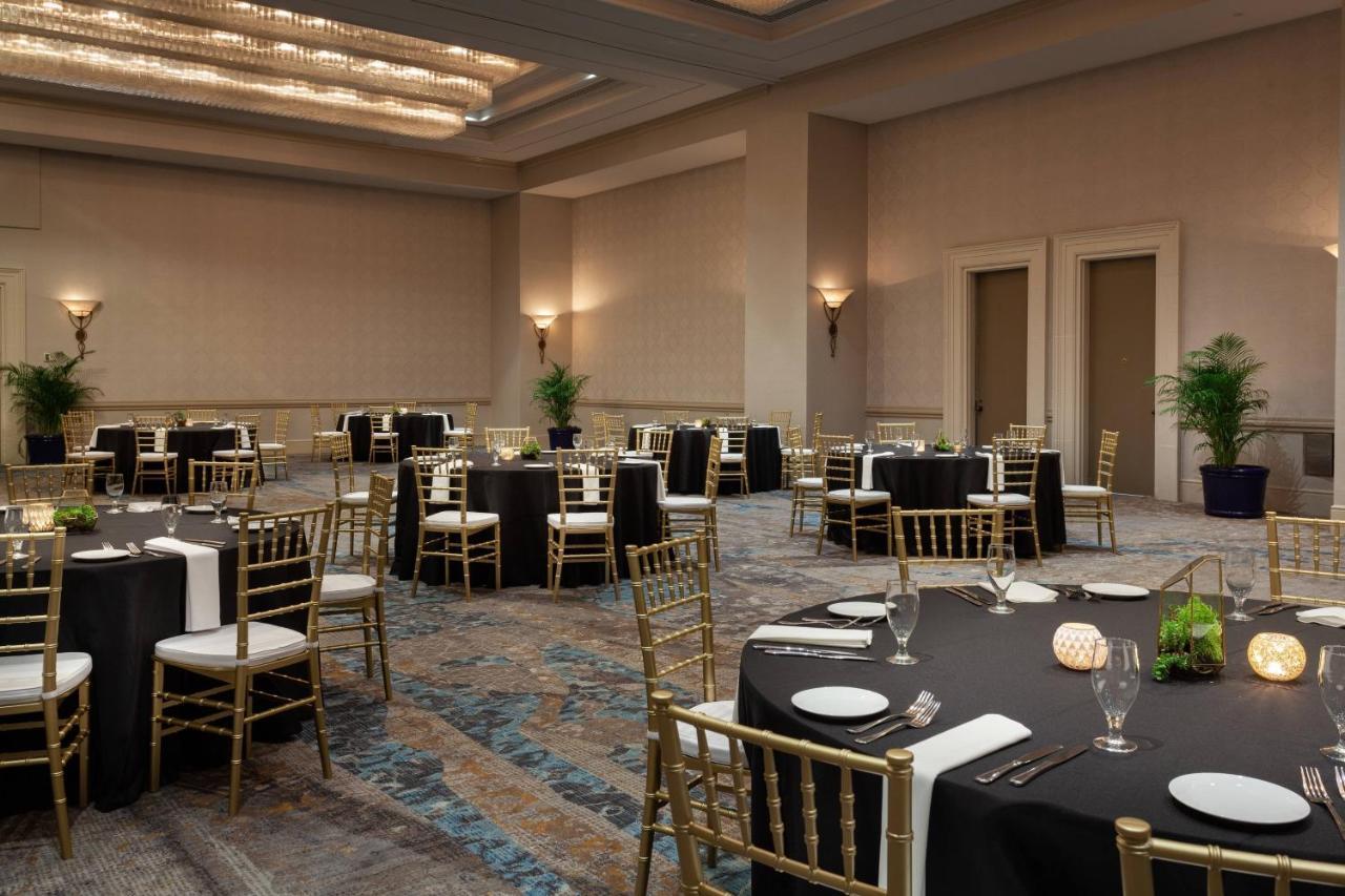 Hilton Beachfront Resort & Spa Hilton Head Island Bagian luar foto The ballroom at the JW Marriott Desert Springs Resort and Spa