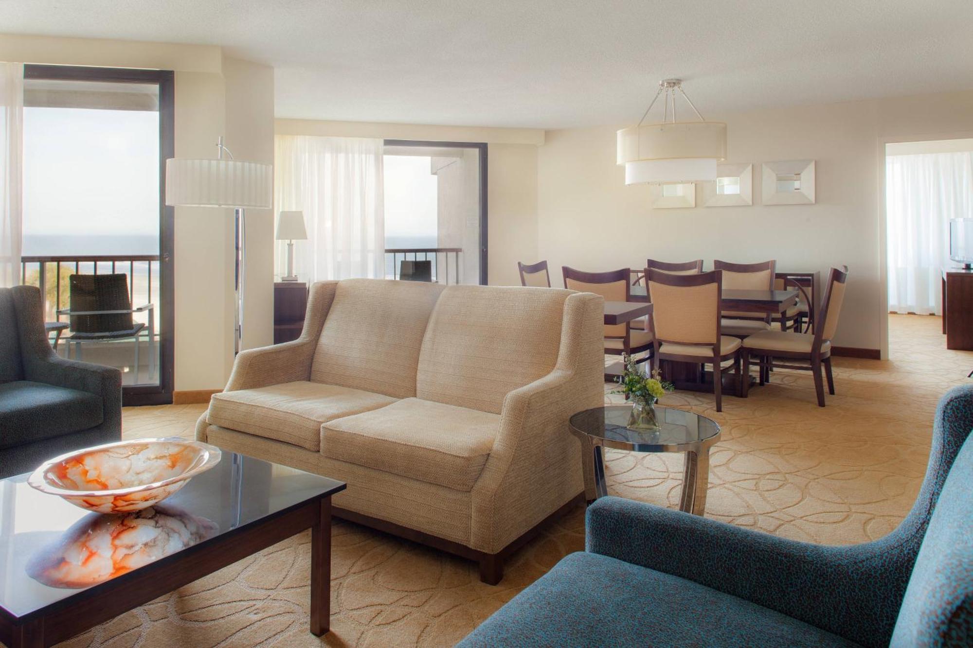 Hilton Beachfront Resort & Spa Hilton Head Island Bagian luar foto A suite at the Hilton Prague