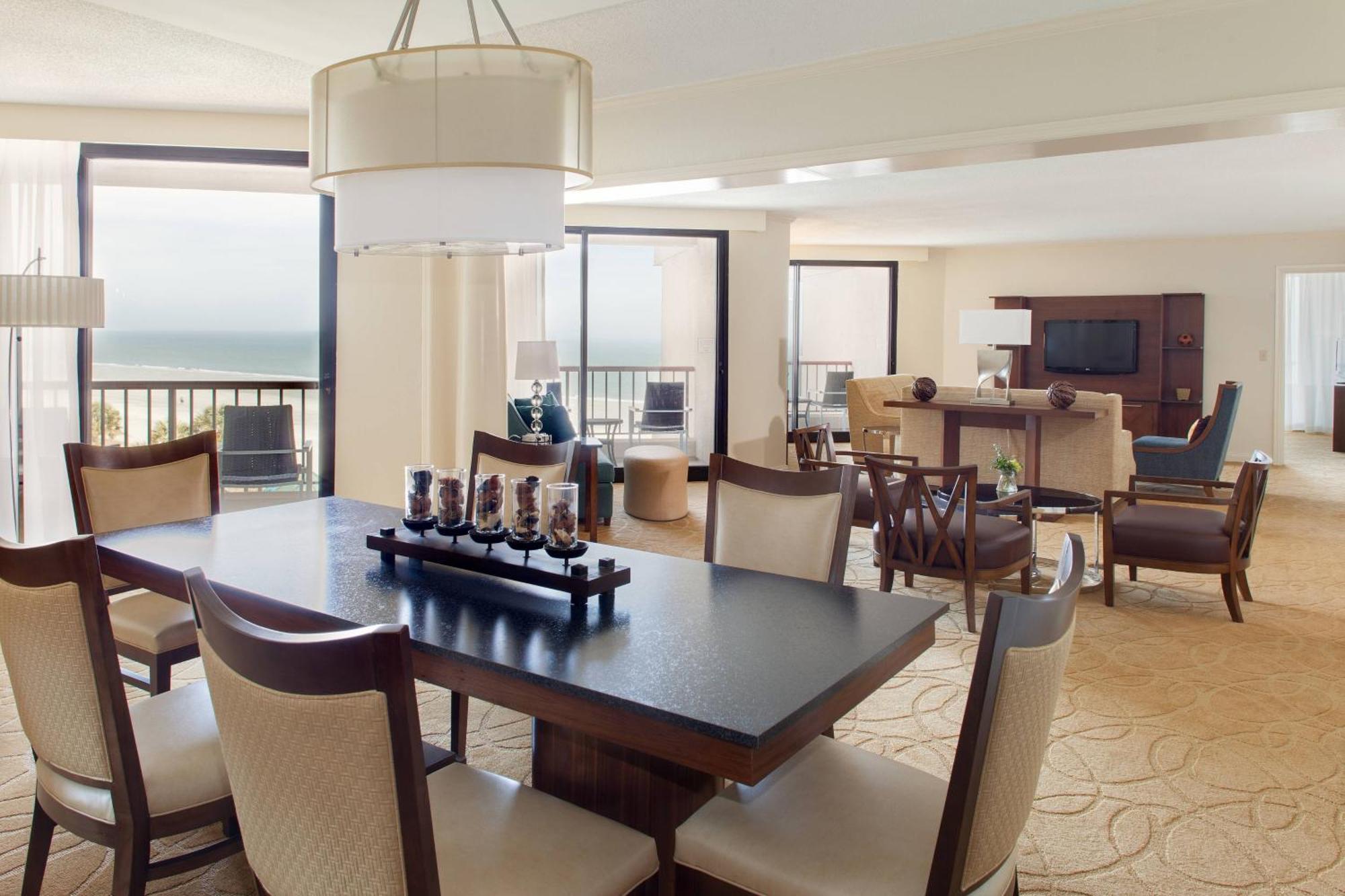 Hilton Beachfront Resort & Spa Hilton Head Island Bagian luar foto A suite at The Ritz-Carlton, Laguna Beach