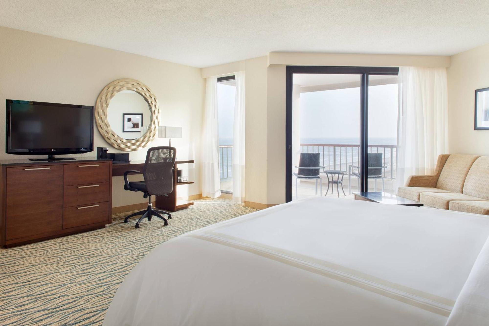 Hilton Beachfront Resort & Spa Hilton Head Island Bagian luar foto A guest room at the Hilton San Diego Bayfront