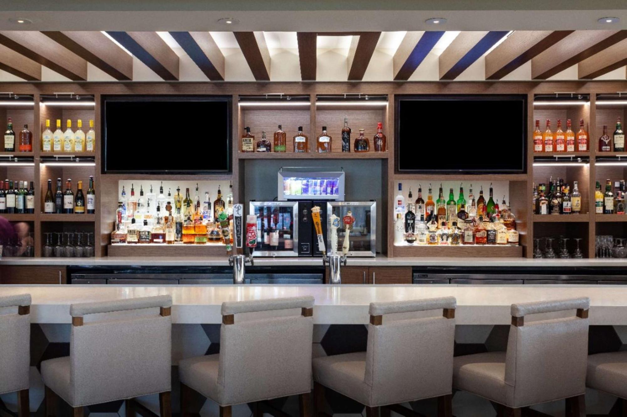 Hilton Beachfront Resort & Spa Hilton Head Island Bagian luar foto The bar at the 2014-opened lounge