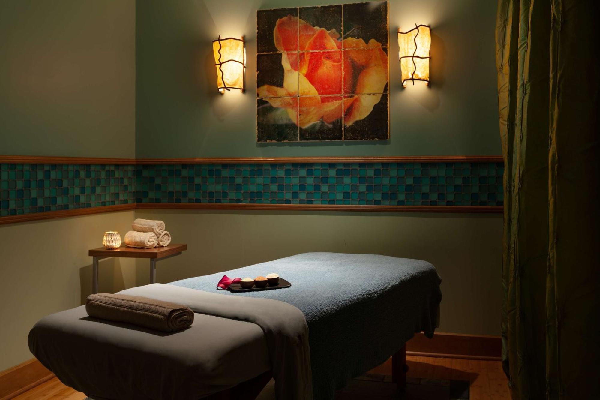 Hilton Beachfront Resort & Spa Hilton Head Island Bagian luar foto A massage table