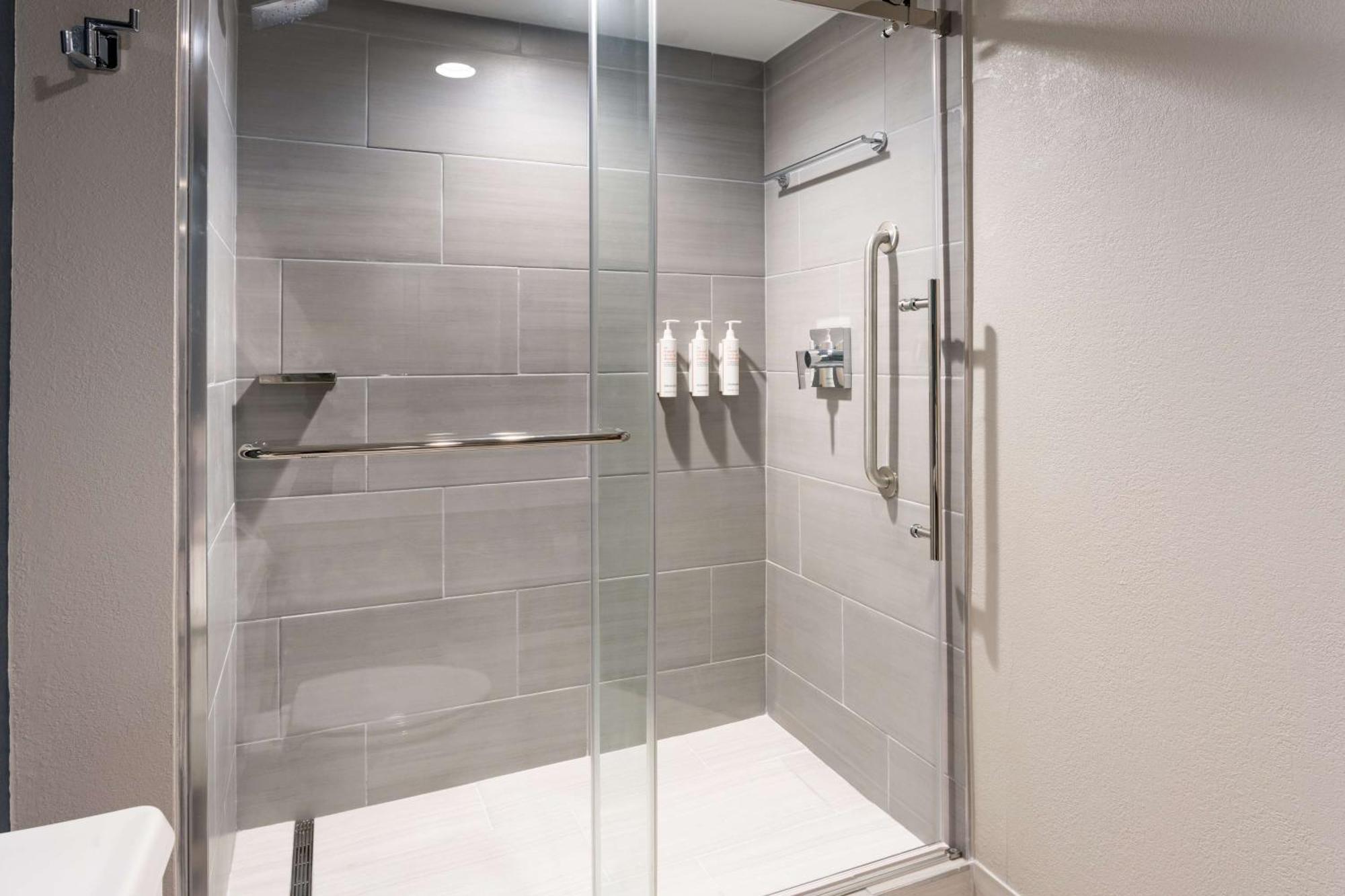 Hilton Beachfront Resort & Spa Hilton Head Island Bagian luar foto A shower enclosure