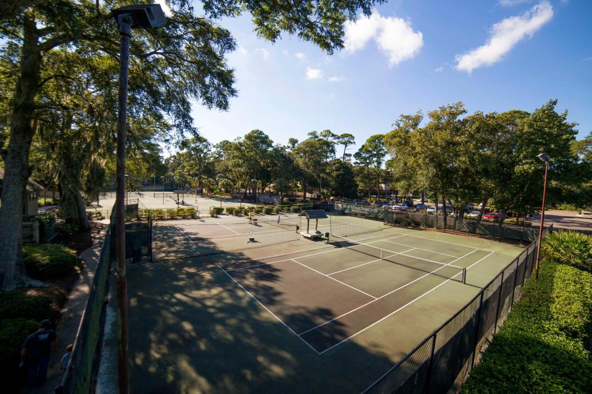 Hilton Beachfront Resort & Spa Hilton Head Island Bagian luar foto Tennis courts at the River Oaks Tennis Club